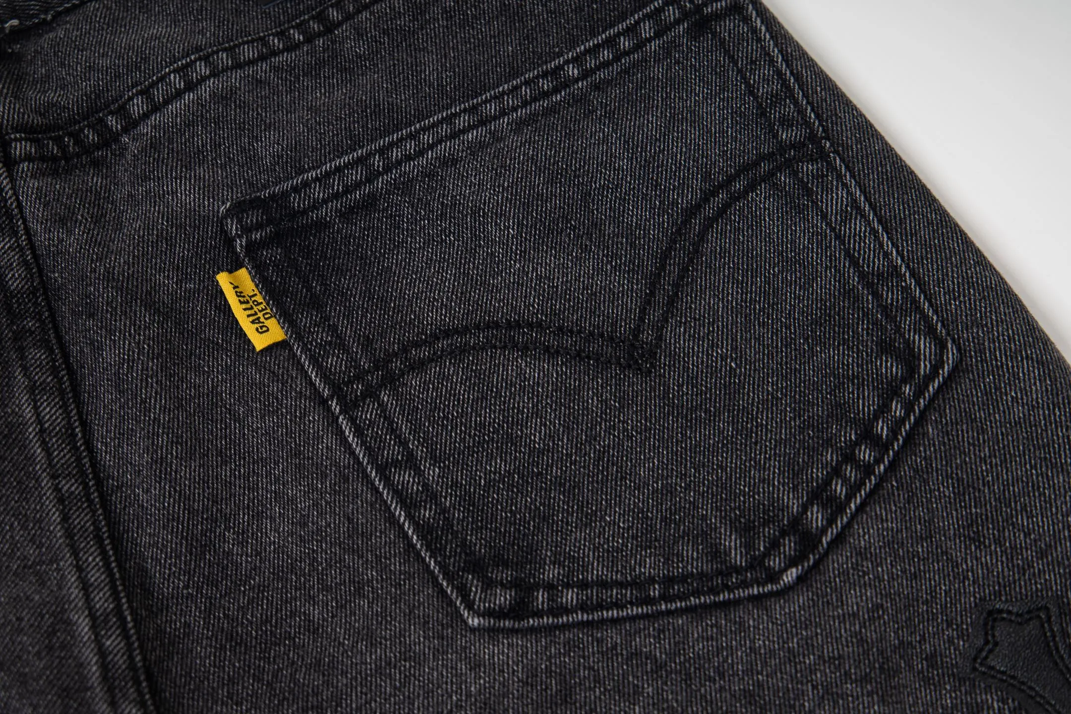 P240 Chrome Hearts Gallery co-branded limited-edition cross-flared flared jeans are a hot item this season and are sought after by countless celebrities and fashionistas. The neat details of the cutting process add color to the playful fashion! The neat and meticulous design, and the well-fitting structure is unique. The upper body not only has outstanding recognition, but also looks younger and younger. A style with the ultimate wearing meaning and performance, gorgeous color matching, and the craftsmanship of this style is also extremely extraordinary. After the finished product is washed, it is disassembled and hand-made with sheepskin cross leather and then spliced ​​together to complete. The whole piece has too many craftsmanship to describe. It is decorated with patchwork cross flowers and high-waisted washed jeans! ! Absolutely high-end luxury product, a god-level single product, a super popular product, made with top heavy industry, a must-see magic weapon that can't be missed. Style number: 1836 Size: 28 30 32 34 36 Color: black